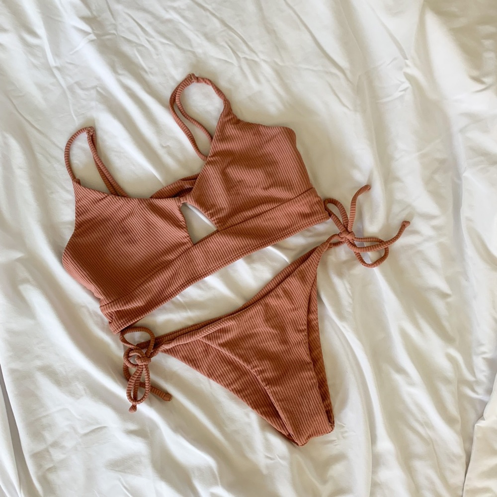 MAHKIA KINIS | Ribbed Bikini Mauve Set